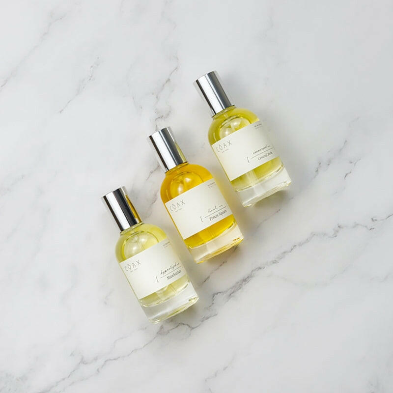 探索 Project Coax Fragrance 淡香精,兩款靈感氣息:清新柑橘交織乾草與松木的沉靜木質調,對比葡萄柚與茉莉融合檀香木的迷人氣息。前中後調層次分明,詮釋自在、從容的生活態度。