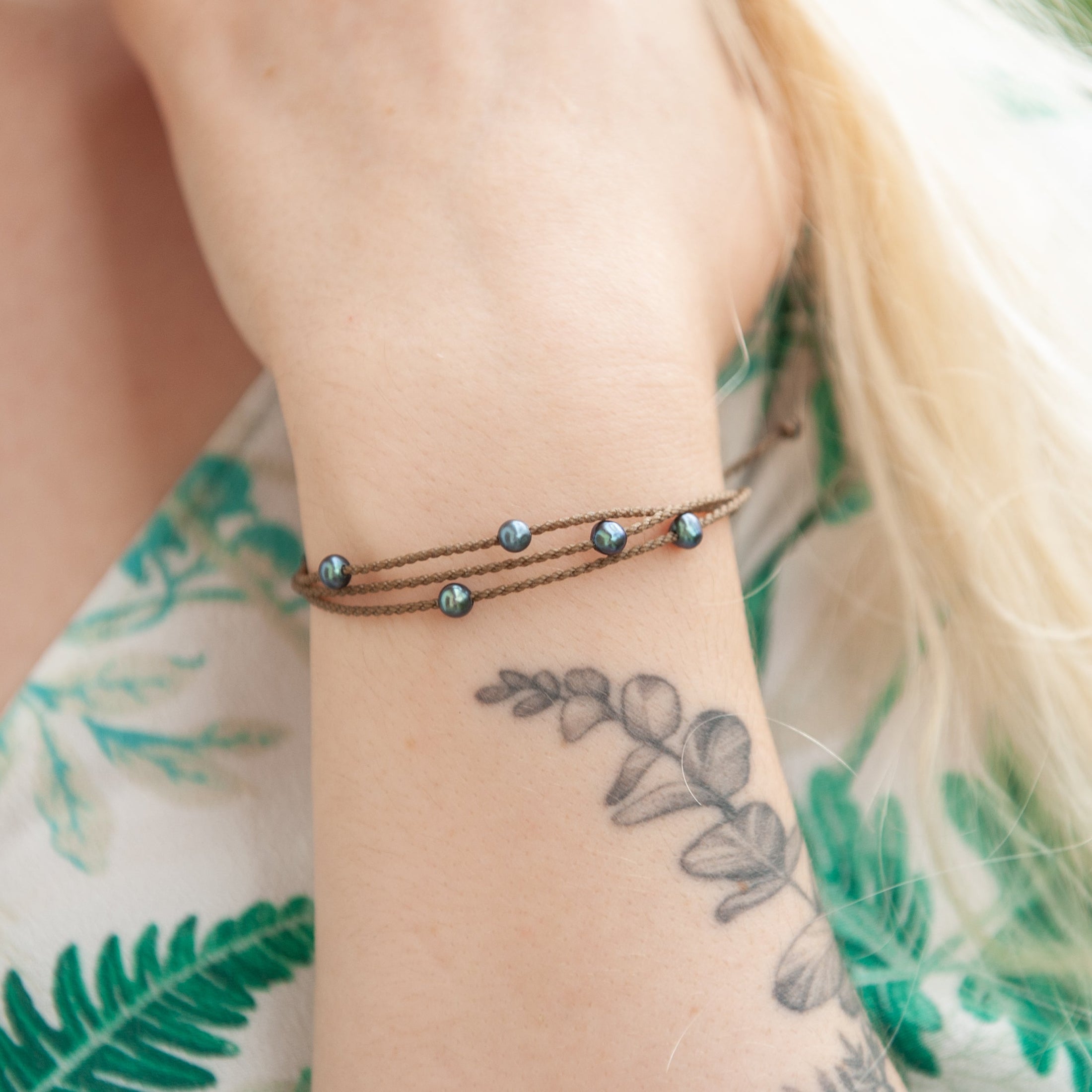 Tula Blue 防水編織手環 - 極簡 5 顆淡水珍珠系列