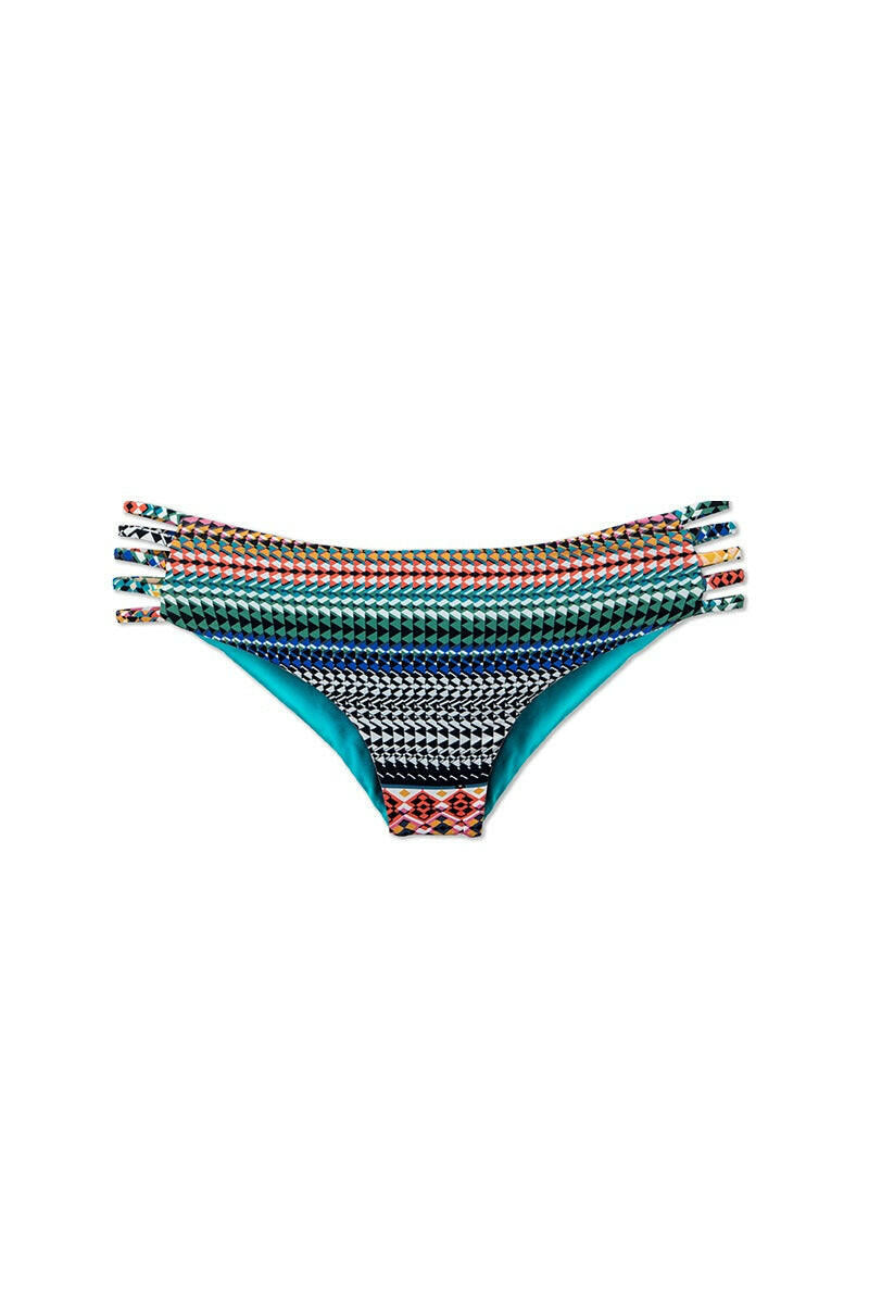 Aztec Island Alejandra 經典比基尼下身以低腰設計與側邊開孔細節,巧妙地勾勒出迷人的曲線,營造出若隱若現的性感風格。