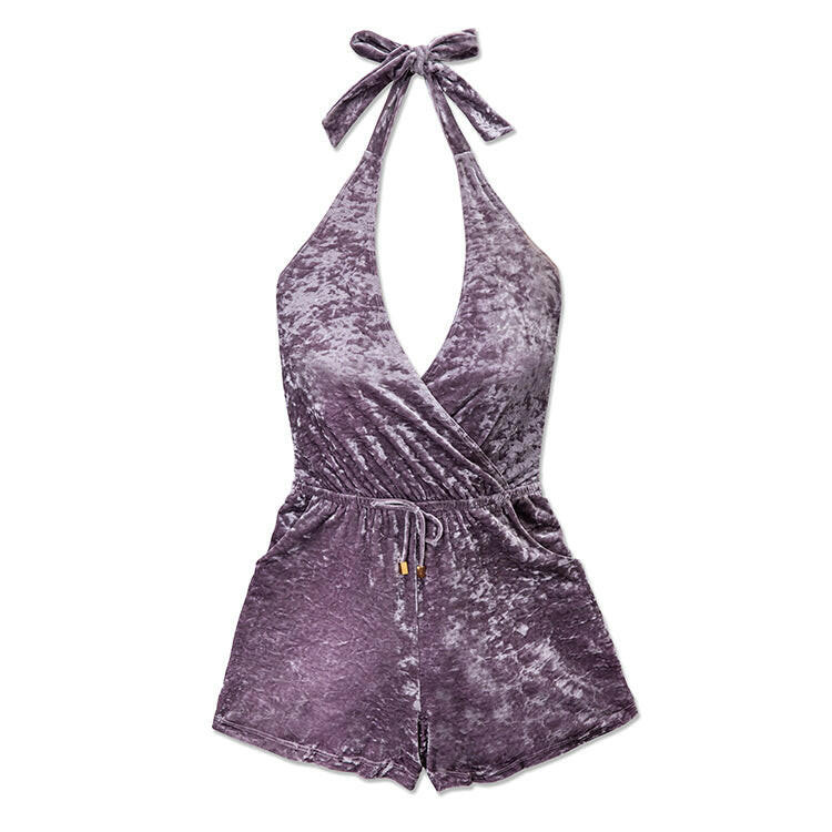 Retro Summer Meghan 風尚連身短褲展設有束腰系帶和深V領設計,簡約又性感。